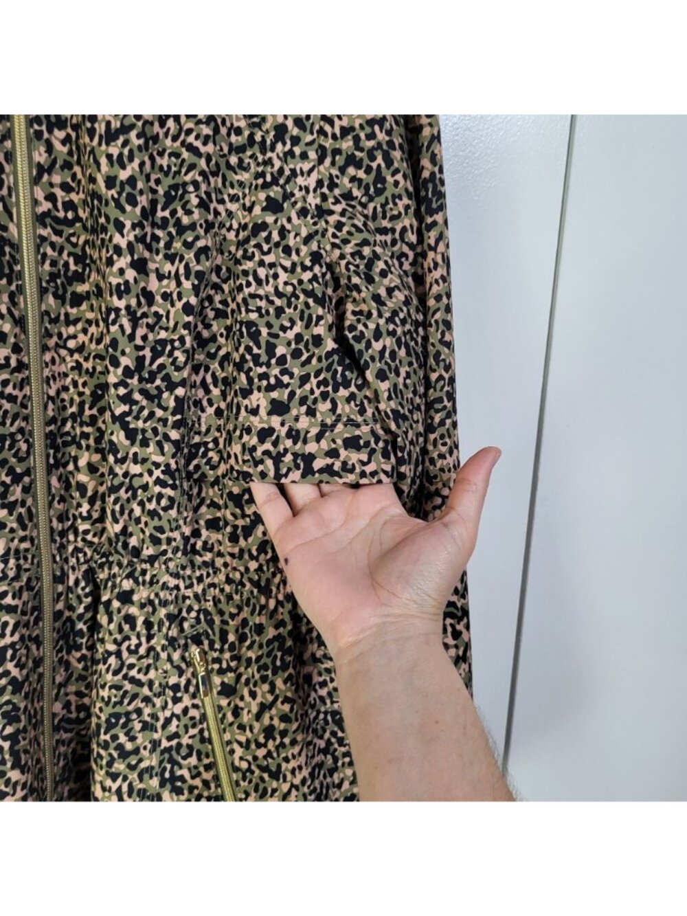 Chico's Zenergy Women's SZ 2/LG Cheetah Animal Print Anorak Jacket Green Pink - Picture 9 of 9